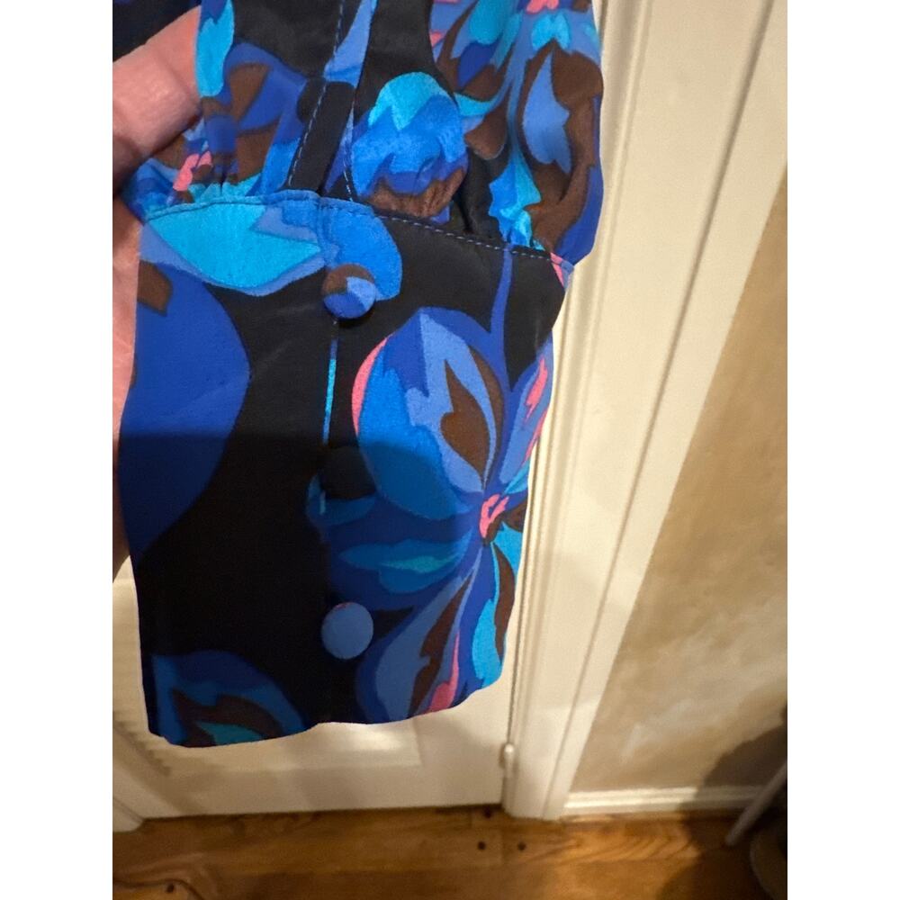 (Stitch Fix) Sanctuary Black w/ Blue Floral Blouse. New without tags in size 2X - Picture 4 of 6